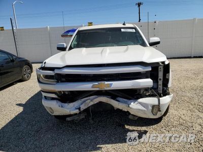 Piąte zdjęcie samochodu w środku: 2017 CHEVROLET SILVERADO LT VIN:3GCUKREC4HG213107 - miniatura