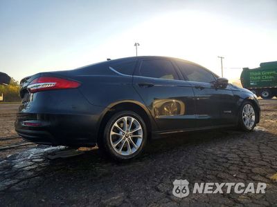 Trzecie zdjęcie samochodu z tyłu: 2019 FORD FUSION SE VIN:3FA6P0LU3KR157860 - miniatura