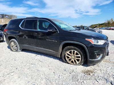 Czwarte zdjęcie samochodu z boku: 2018 CHEVROLET TRAVERSE LT VIN:1GNERGKW5JJ129800 - miniatura