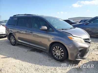 Czwarte zdjęcie samochodu z boku: 2019 TOYOTA SIENNA XLE 8-PASSENGER VIN:5TDYZ3DC1KS966971 - miniatura