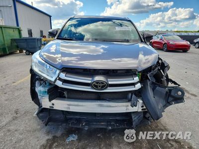 Piąte zdjęcie samochodu w środku: 2018 TOYOTA HIGHLANDER XLE VIN:5TDKZRFH7JS271040 - miniatura