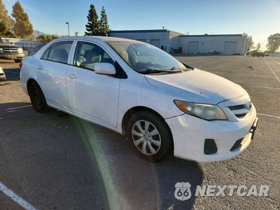 Czwarte zdjęcie samochodu z boku: 2013 TOYT COROLLA VIN:5YFBU4EE1DP100077 - miniatura