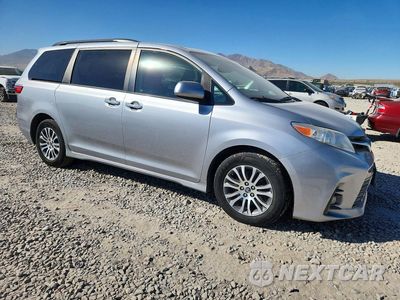 Czwarte zdjęcie samochodu z boku: 2018 TOYOTA SIENNA XLE 8-PASSENGER VIN:5TDYZ3DC9JS924370 - miniatura
