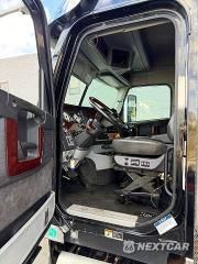 Piąte zdjęcie samochodu w środku: 2015 FREIGHTLINER CORONADO SEMI TRUCK VIN:3AKJGND11FDGR4029 - miniatura