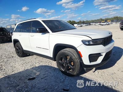 Czwarte zdjęcie samochodu z boku: 2023 JEEP GRAND CHEROKEE LAREDO VIN:1C4RJHAG6PC544042 - miniatura