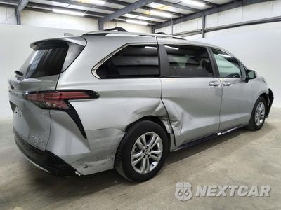 Trzecie zdjęcie samochodu z tyłu: 2024 TOYOTA SIENNA PLATINUM 7-PASSENGER VIN:5TDESKFC3RS117952 - miniatura