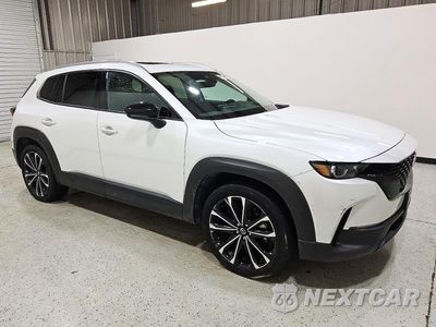 Czwarte zdjęcie samochodu z boku: 2024 MAZDA CX-50 PREMIUM PLUS VIN:7MMVABEM0RN155951 - miniatura