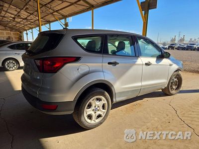 Trzecie zdjęcie samochodu z tyłu: 2019 FORD ESCAPE S VIN:1FMCU0F77KUA55025 - miniatura