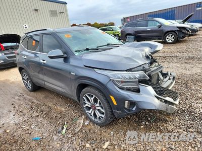 Czwarte zdjęcie samochodu z boku: 2023 KIA SELTOS SX VIN:KNDETCA22P7424554 - miniatura