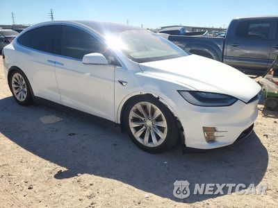 Czwarte zdjęcie samochodu z boku: 2017 TESLA MODEL X VIN:5YJXCDE25HF028042 - miniatura