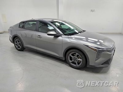 Czwarte zdjęcie samochodu z boku: 2025 KIA K4 LXS VIN:3KPFT4DE3SE112364 - miniatura