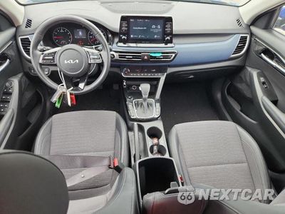 Zdjęcie 8 z 13 samochodu: 2023 KIA SELTOS S VIN:KNDEU2AA2P7418607 - miniatura