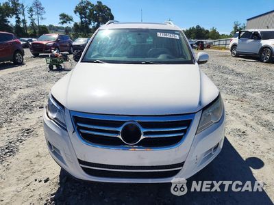 Piąte zdjęcie samochodu w środku: 2011 VOLKSWAGEN TIGUAN S VIN:WVGAV7AX6BW551748 - miniatura