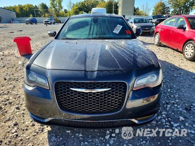 Piąte zdjęcie samochodu w środku: 2017 CHRYSLER 300 S VIN:2C3CCAGG5HH553249 - miniatura