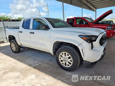 Czwarte zdjęcie samochodu z boku: 2025 TOYOTA TACOMA SR VIN:3TYKD5HN4ST025059 - miniatura