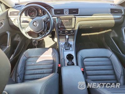 Zdjęcie 8 z 12 samochodu: 2017 VOLKSWAGEN PASSAT SEL PREMIUM VIN:1VWCM7A36HC053666 - miniatura
