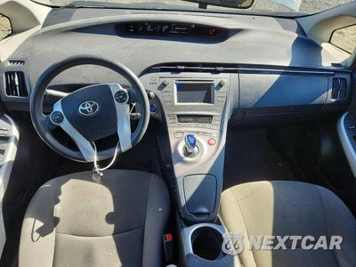 Zdjęcie 8 z 13 samochodu: 2014 TOYOTA PRIUS TWO VIN:JTDKN3DU5E1825137 - miniatura