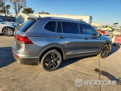 Trzecie zdjęcie samochodu z tyłu: 2020 VOLKSWAGEN TIGUAN SE VIN:3VV2B7AX7LM110229 - miniatura