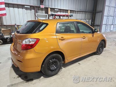 Trzecie zdjęcie samochodu z tyłu: 2010 TOYOTA MATRIX BASE VIN:2T1KU4EE6AC260452 - miniatura