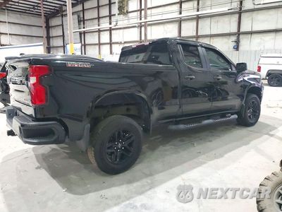 Trzecie zdjęcie samochodu z tyłu: 2020 CHEVROLET SILVERADO K1500 TRAIL BOSS CUSTOM VIN:1GCRYCEF1LZ142808 - miniatura