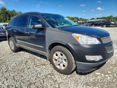 Czwarte zdjęcie samochodu z boku: 2012 CHEVROLET TRAVERSE LS VIN:1GNKRFED1CJ335027 - miniatura