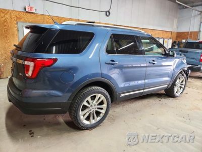 Trzecie zdjęcie samochodu z tyłu: 2019 FORD EXPLORER XLT VIN:1FM5K8D86KGA39406 - miniatura