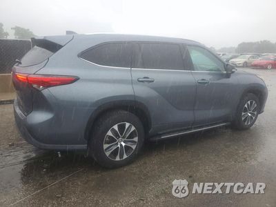 Trzecie zdjęcie samochodu z tyłu: 2022 TOYOTA HIGHLANDER XLE VIN:5TDGZRAH4NS539819 - miniatura