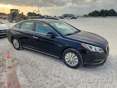 Czwarte zdjęcie samochodu z boku: 2017 HYUNDAI SONATA HYBRID SE VIN:KMHE24L30HA072671 - miniatura
