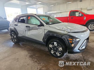 Czwarte zdjęcie samochodu z boku: 2025 HYUNDAI KONA SEL VIN:KM8HBCAB7SU306635 - miniatura