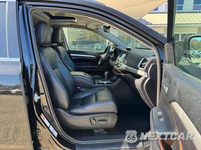 Piąte zdjęcie samochodu w środku: 2017 TOYOTA HIGHLANDER HYBRID XLE VIN:5TDJGRFH5HS028970 - miniatura