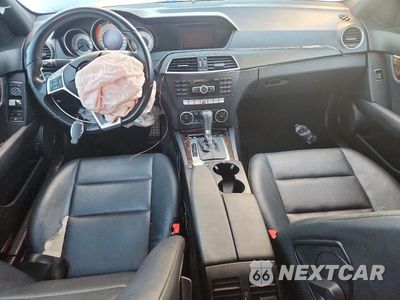Zdjęcie 8 z 12 samochodu: 2014 MERCEDES-BENZ C 250 VIN:WDDGF4HB1EA964351 - miniatura