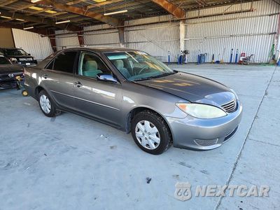 Czwarte zdjęcie samochodu z boku: 2005 TOYOTA CAMRY STANDARD VIN:4T1BE32KX5U944653 - miniatura