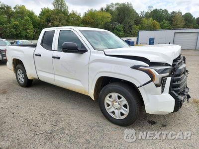 Czwarte zdjęcie samochodu z boku: 2025 TOYOTA TUNDRA SR VIN:5TFKB5AA9SX050431 - miniatura