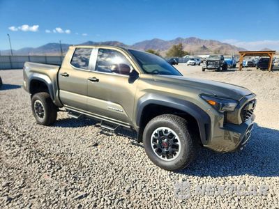 Czwarte zdjęcie samochodu z boku: 2024 TOYOTA TACOMA TRD OFF-ROAD VIN:3TMLB5JN4RM013861 - miniatura