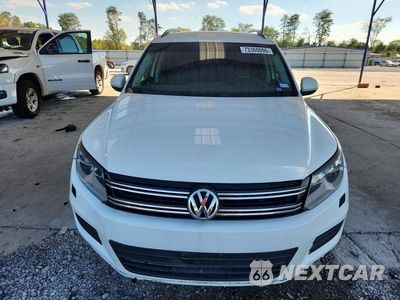 Piąte zdjęcie samochodu w środku: 2016 VOLKSWAGEN TIGUAN S VIN:WVGBV7AX7GW019193 - miniatura