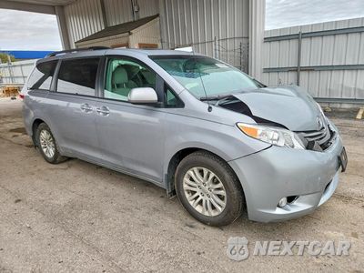 Czwarte zdjęcie samochodu z boku: 2014 TOYOTA SIENNA XLE 8-PASSENGER VIN:5TDYK3DC2ES463524 - miniatura