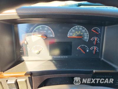 Zdjęcie 9 z 14 samochodu: 2015 VOLVO VNL SEMI TRUCK VIN:4V4NC9EH7FN177001 - miniatura