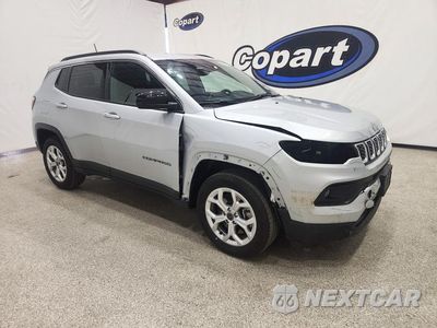 Czwarte zdjęcie samochodu z boku: 2025 JEEP COMPASS LATITUDE VIN:3C4NJDBN0ST620405 - miniatura