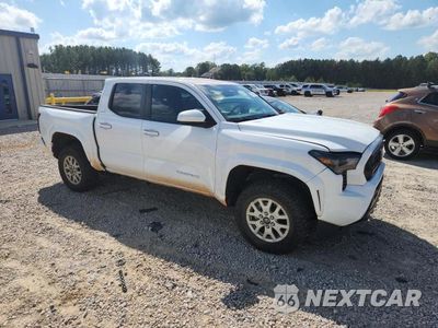 Czwarte zdjęcie samochodu z boku: 2025 TOYOTA TACOMA SR5 VIN:3TMKB5FN5SM026435 - miniatura