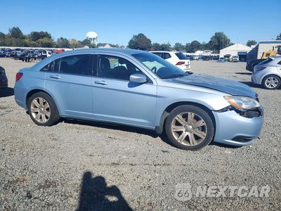 Czwarte zdjęcie samochodu z boku: 2013 CHRYSLER 200 LX VIN:1C3CCBAB8DN698743 - miniatura