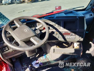 Zdjęcie 8 z 14 samochodu: 2020 VOLVO VNL SEMI TRUCK VIN:4V4NC9EH2LN216721 - miniatura