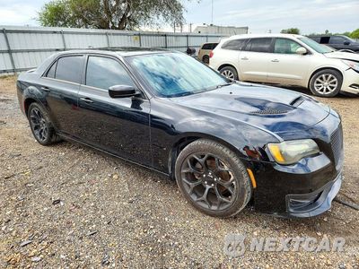 Czwarte zdjęcie samochodu z boku: 2019 CHRYSLER 300 S VIN:2C3CCABG2KH686100 - miniatura