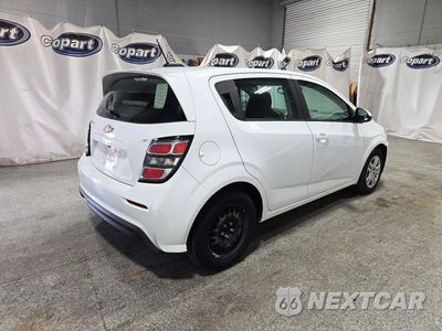 Trzecie zdjęcie samochodu z tyłu: 2020 CHEVROLET SONIC VIN:1G1JG6SB9L4135551 - miniatura