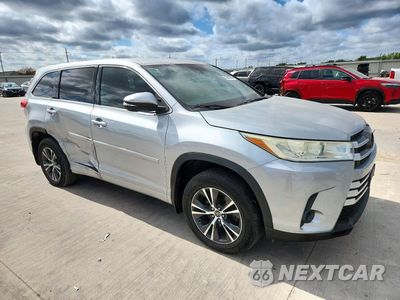Czwarte zdjęcie samochodu z boku: 2018 TOYOTA HIGHLANDER LE VIN:5TDZZRFH8JS241222 - miniatura