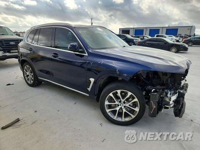 Czwarte zdjęcie samochodu z boku: 2025 BMW X5 XDRIVE40I VIN:5UX23EU07S9Z71517 - miniatura