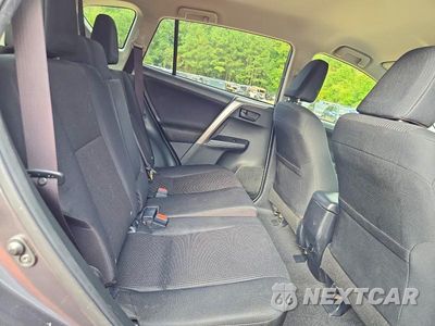 Zdjęcie 11 z 13 samochodu: 2016 TOYOTA RAV4 LE VIN:JTMZFREV6GJ086286 - miniatura