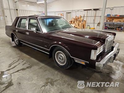 Czwarte zdjęcie samochodu z boku: 1988 LINCOLN TOWN CAR VIN:1LNBM81F0JY719682 - miniatura