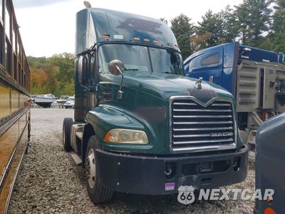 Czwarte zdjęcie samochodu z boku: 2018 MACK CXU612 SEMI TRUCK VIN:1M1AW01X2JM010666 - miniatura
