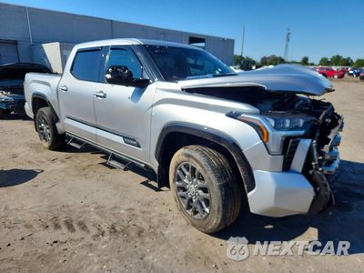 Czwarte zdjęcie samochodu z boku: 2023 TOYOTA TUNDRA PLATINUM HV VIN:5TFNC5DB3PX039656 - miniatura