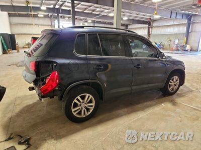 Trzecie zdjęcie samochodu z tyłu: 2016 VOLKSWAGEN TIGUAN S VIN:WVGBV7AXXGW599135 - miniatura